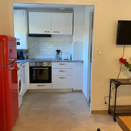 Spacious Studio 300 Meters From The Lägenhet Hyères